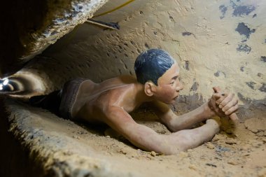 Phu Quoc Adası 'ndaki Coconut Ağacı Hapishanesi' nde iç savaş sahneleri - Vietnam 'da Thoi bölgesi. Oyuncak bebeklerle gerçekçi sahneler.