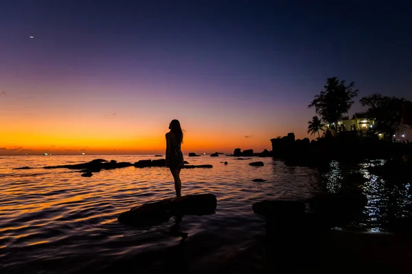 Mulher Sexy Assistindo Verão Pôr Sol Ilha Tropical Phu Quoc — Fotografia de Stock