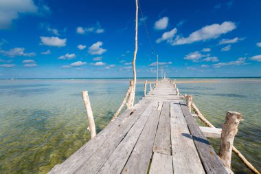 Vietnam 'ın Bai Thom bölgesinde, tropikal Phu Quoc adası olan güzel balıkçı köyü Ham Ninh' da yerel manzara. Güneşli bir günde mavi gökyüzü ile çekilmiş manzara.
