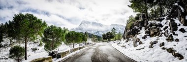 Grazalema, Cadiz kış sahne. Yolun bu Puerto de las Palomas'ın kalıntıları kar yağışı nedeniyle kapalı üzerinden aşağı gider.