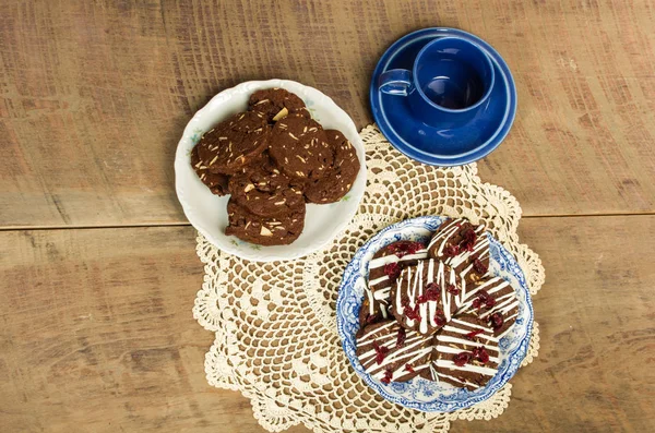 Soubory cookie s modrý hrnek — Stock fotografie