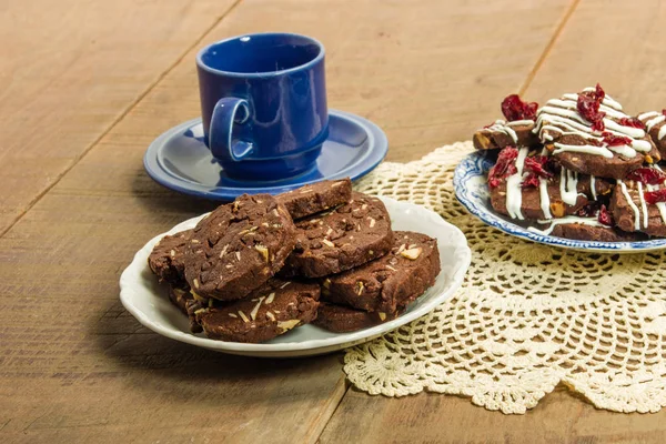 Kekse mit blauem Becher — Stockfoto