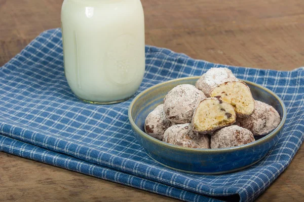 Gerollte und gezuckerte Kekse mit Milch — Stockfoto