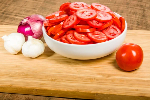 Red sliced tomatoes garlic and onion — Stock Photo, Image