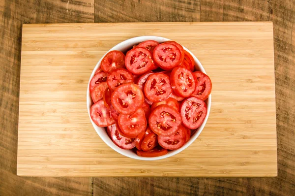 Bowl of red sliced tomatoes — Stock Photo, Image