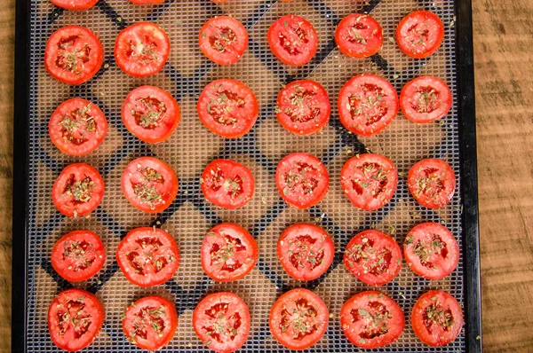 Los trozos de los tomates en el tendedero —  Fotos de Stock
