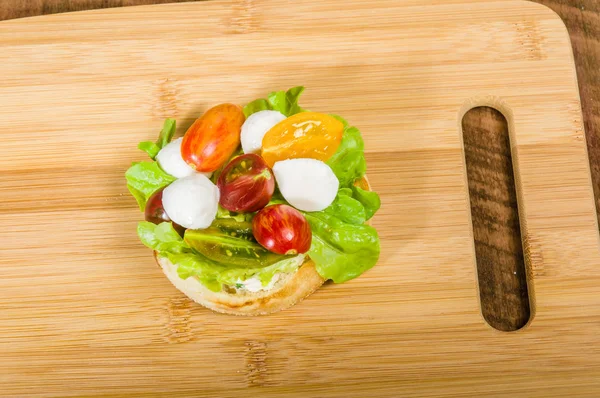 English muffin with heirloom tomatoes — Stock Photo, Image