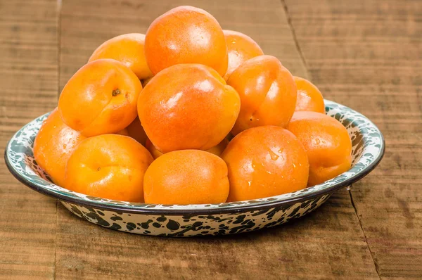 碗的新鲜杏 — 图库照片