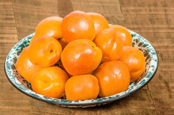 碗的新鲜杏 — 图库照片