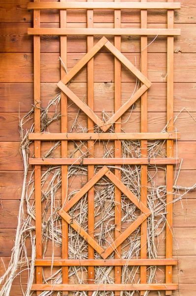 Enrejado de madera en la pared de madera — Foto de Stock