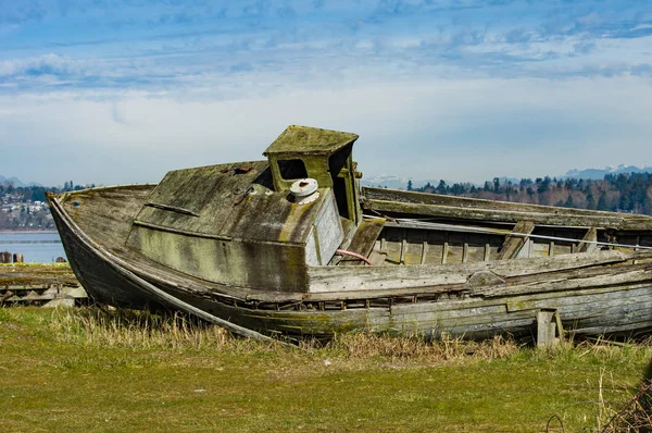 Abandones wooden boat on shore — Stock Photo, Image