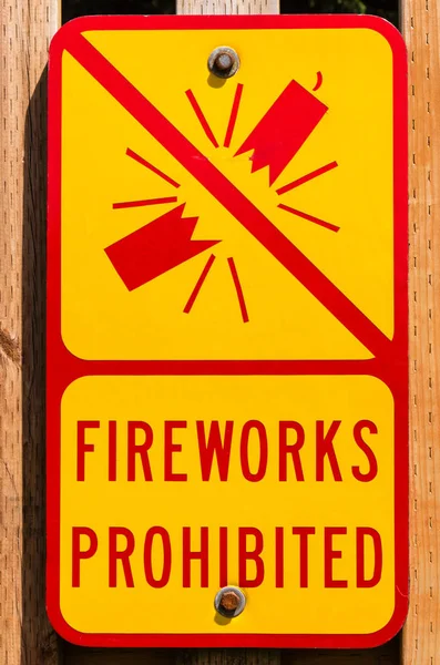 Żółty znak zakazujący fajerwerki — Zdjęcie stockowe