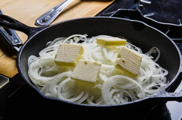 Cebolas cozinhar com manteiga na frigideira — Fotografia de Stock