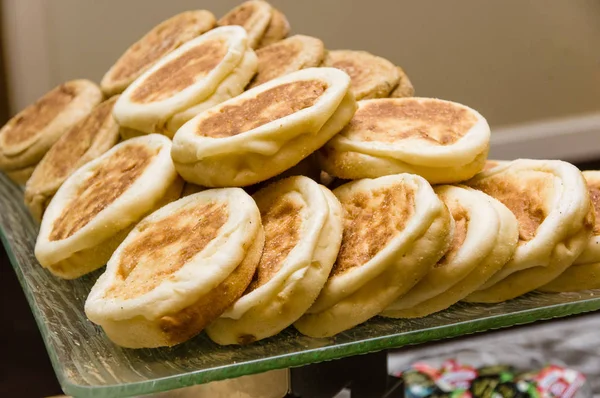 Tablett mit warmen englischen Muffins in Servierschlange — Stockfoto