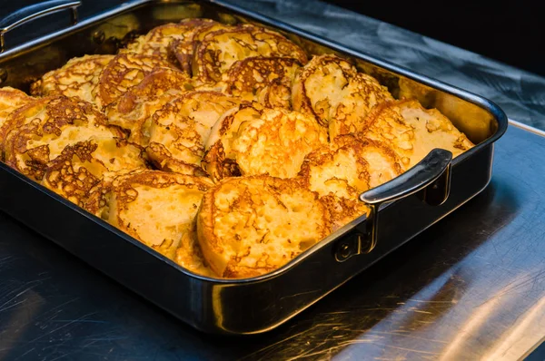 Vassoio di muffin inglesi caldi sotto uno scaldino — Foto Stock