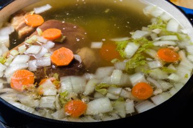 Ocakta yemek sebze jambon çorbası