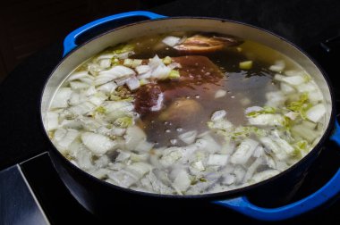 Ocakta yemek sebze jambon çorbası