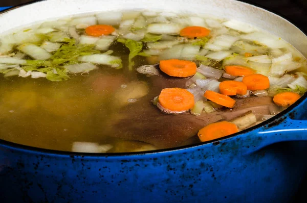 Ocakta yemek sebze jambon çorbası — Stok fotoğraf