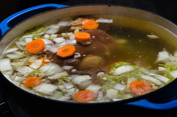 Vegetabiliska skinka soppa matlagning på spisen — Stockfoto