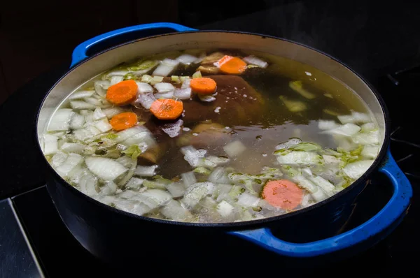 Ocakta yemek sebze jambon çorbası — Stok fotoğraf