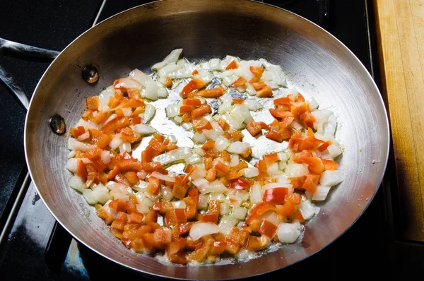 Red peppers and onions sauting in fry pan — Stock Photo, Image