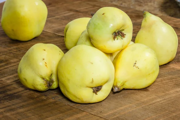 Fruta de marmelo madura na mesa de madeira — Fotografia de Stock