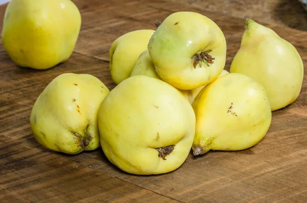 Fruit de coing mûr sur table en bois — Photo