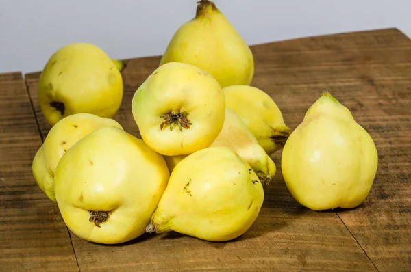 Fruit de coing mûr sur table en bois — Photo