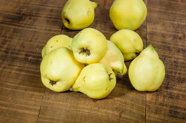 Ripe quince fruit on wooden table — Stock Photo, Image