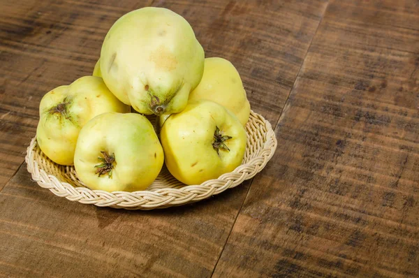 Quince fruta en bandeja de mimbre — Foto de Stock