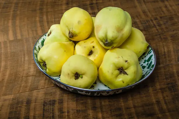 Fruits de coing dans un bol métallique — Photo