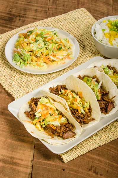 Tacos de cerdo en un plato blanco — Foto de Stock