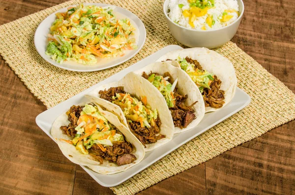 Tacos de cerdo en un plato blanco — Foto de Stock