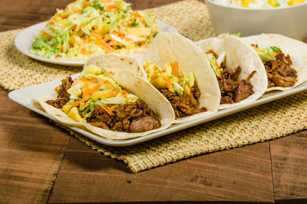 Tacos de porco em um prato de serviço branco — Fotografia de Stock