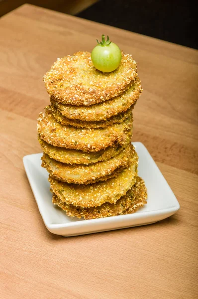 Frittierte grüne Tomaten Sandwich bereit zum Servieren — Stockfoto