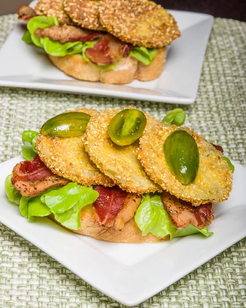 Smažená zelená rajčata sendvič připraven sloužit — Stock fotografie