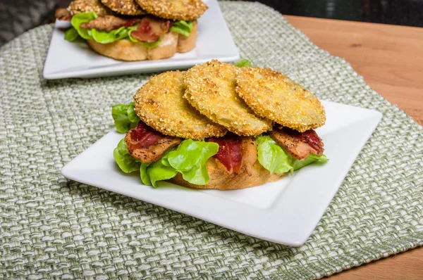 Panino al pomodoro verde fritto pronto da servire — Foto Stock