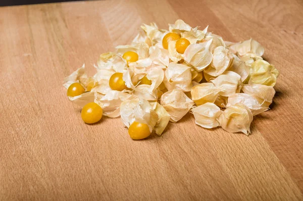 Yellow tomatillos on cutting board — Stock Photo, Image