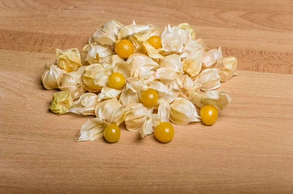 Yellow tomatillos on cutting board — Stock Photo, Image