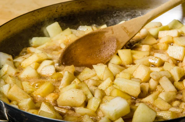 Verse appels versneden worden gekookt in de saus — Stockfoto