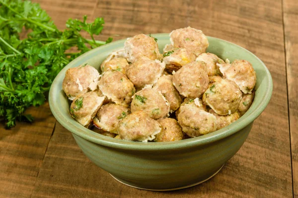 Schüssel mit gebackenen Fleischbällchen bereit zum Servieren — Stockfoto