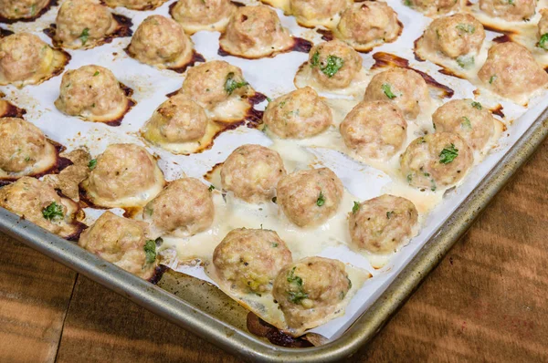 Gebackene Fleischbällchen auf Pfanne servierfertig — Stockfoto