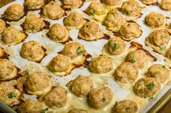 Gebackene Fleischbällchen auf Pfanne servierfertig — Stockfoto