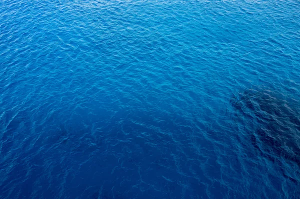 Wasserhintergrund mit friedlichen Wellen — Stockfoto