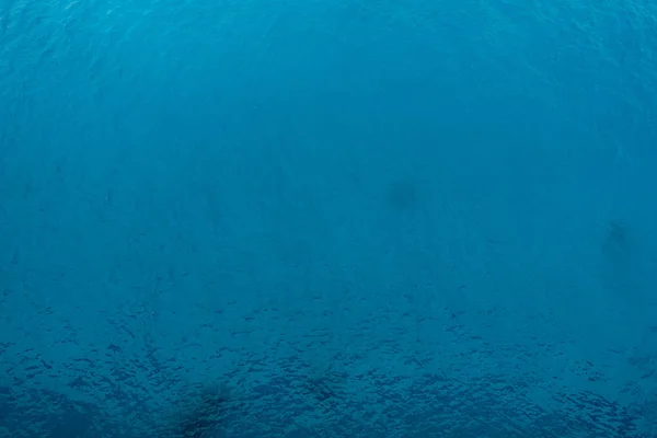 Fundo de água com ondas pacíficas — Fotografia de Stock