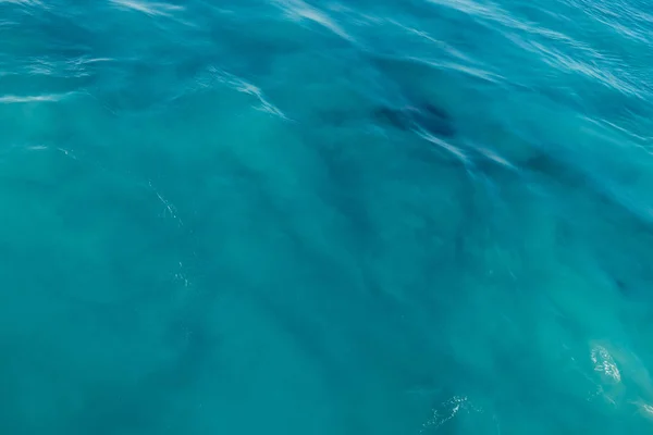 Fundo de água com ondas pacíficas — Fotografia de Stock