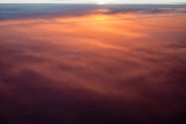 Vista aérea do nascer do sol colorido e nuvens — Fotografia de Stock