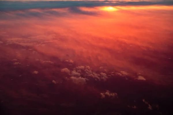 Vista aérea do nascer do sol colorido e nuvens — Fotografia de Stock