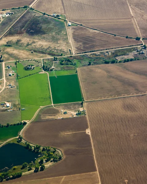 Luchtfoto van akkerland met groene weide — Stockfoto