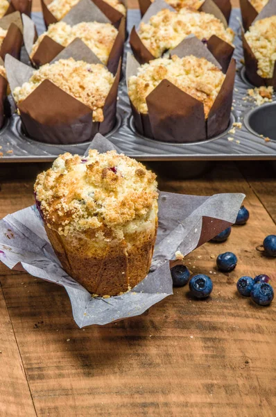 Čerstvé pečené borůvkové muffiny na stole — Stock fotografie